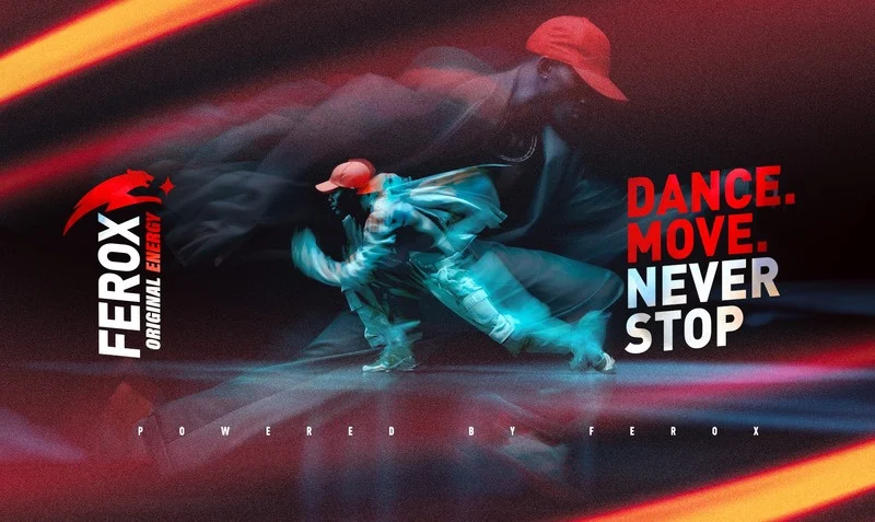 Danseur en mouvement sous les lumières rouges et bleues
